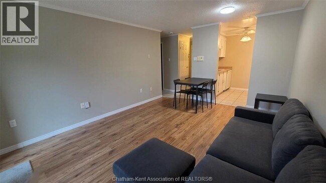 Photo du bâtiment - 975 Grand Ave W