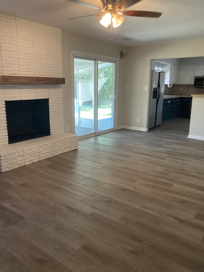 Living Room - 1311 Carlotta Road West