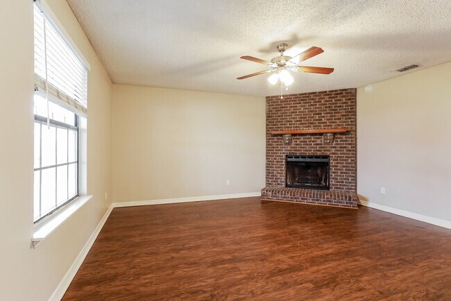 Foto del edificio - 625 Harrington Ln