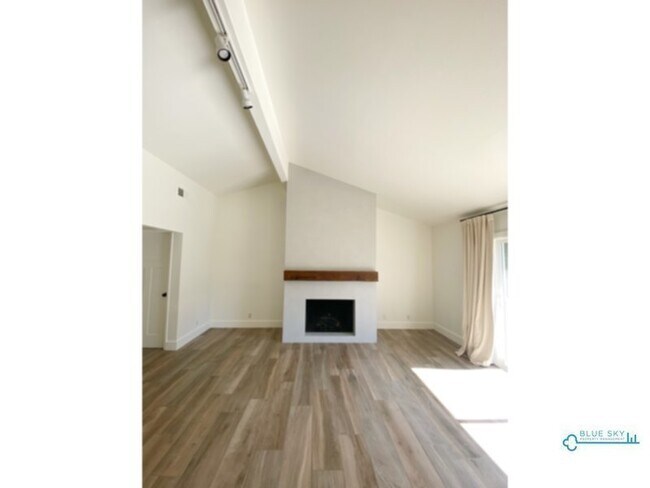 Building Photo - Beautiful Home