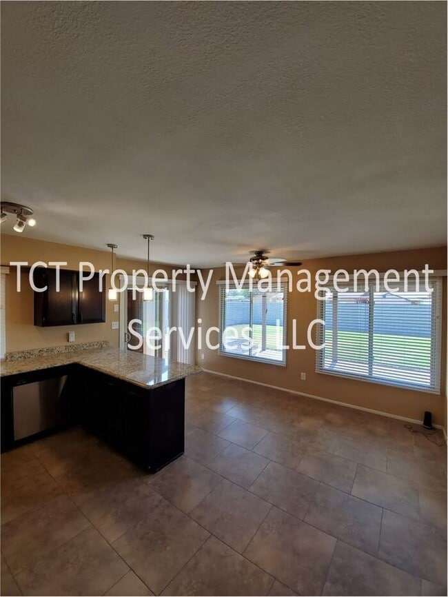 Foto del edificio - Charming 3 bedroom with HUGE backyard