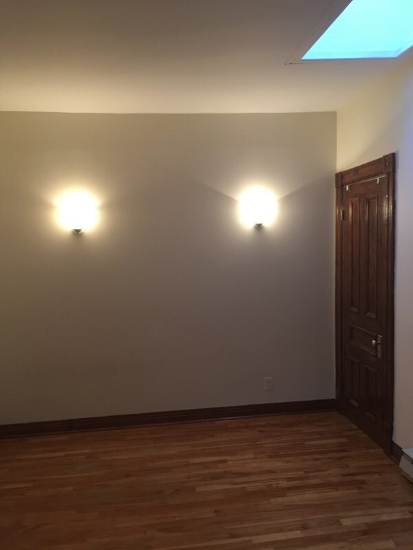 Building Photo - 5345 Av De L'esplanade