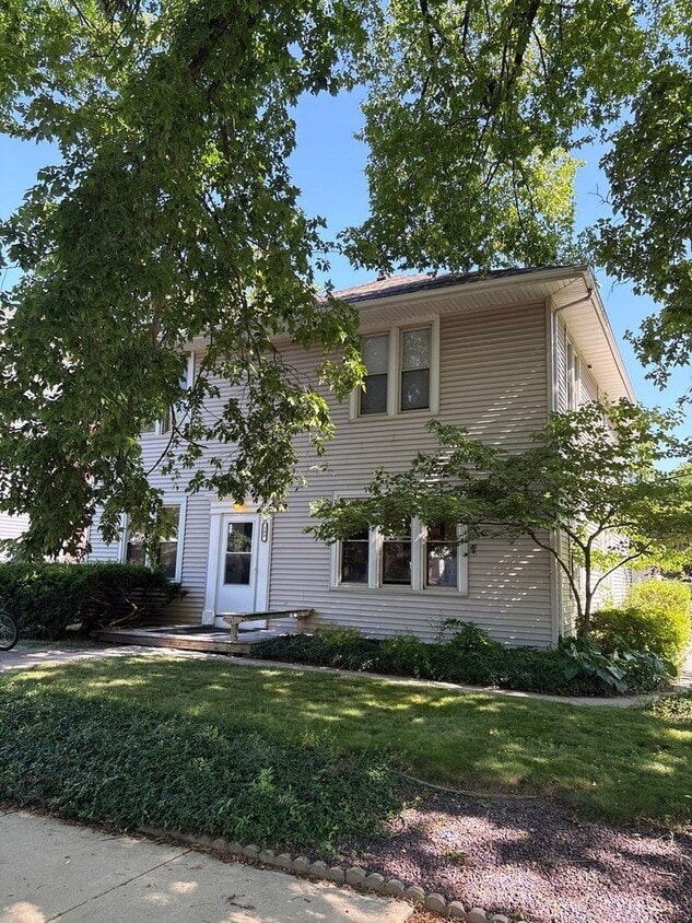 Primary Photo - 100 Sylvia St