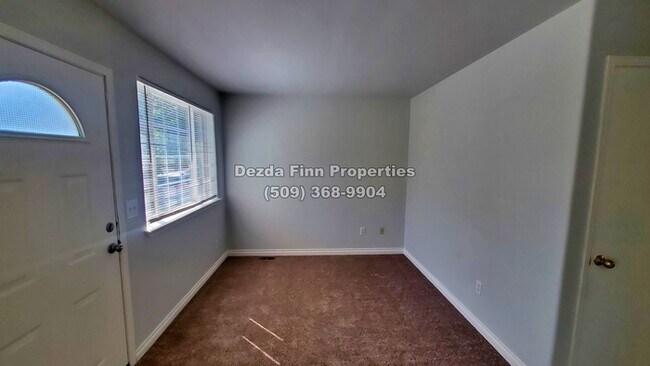 Building Photo - Adorable 4 Bedroom Townhouse in the Perry ...