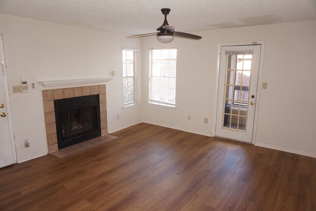 Foto del edificio - Excellent Location 2 Bed 1 Bath with Firep...