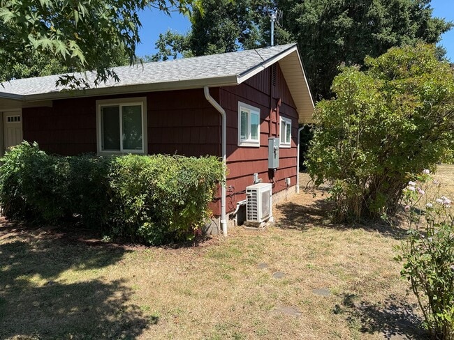 Building Photo - Updated 2-bedroom duplex in Thurston!