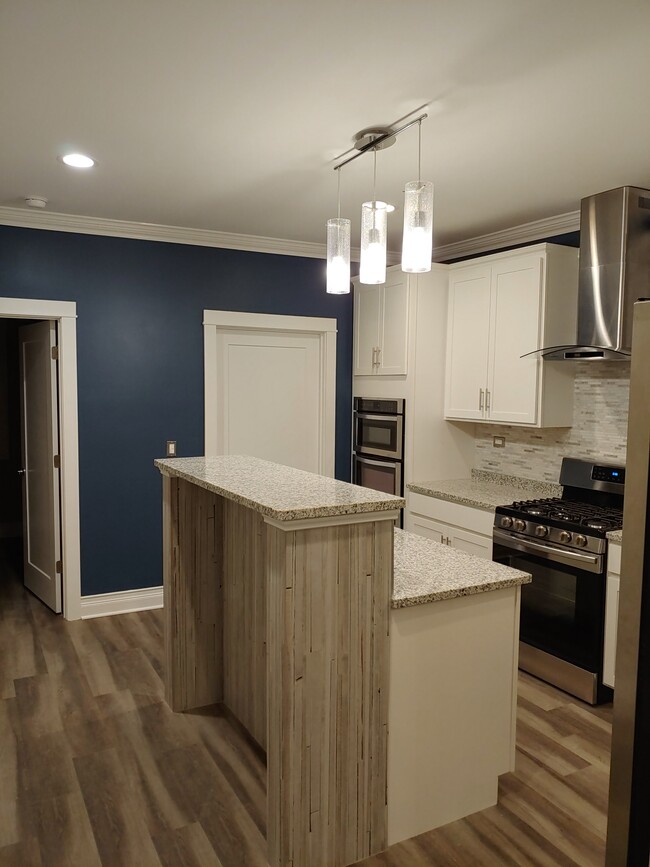 Kitchen Island - 4937 N Bell Ave