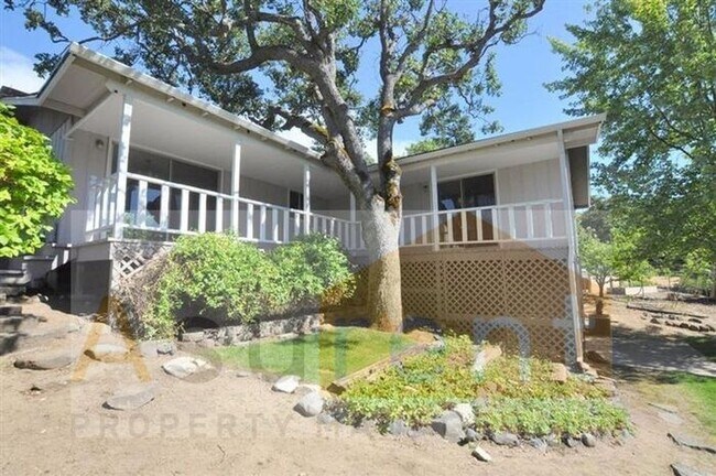 Building Photo - 735 Oak Knoll Dr