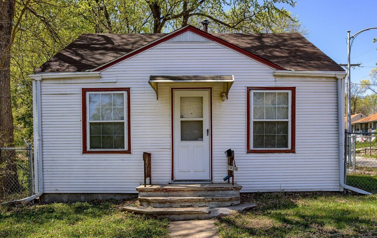 Primary Photo - One Bedroom Ranch Style Home!