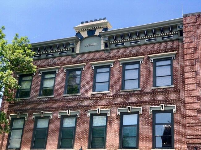 Vernon Building - 100 W Washington St