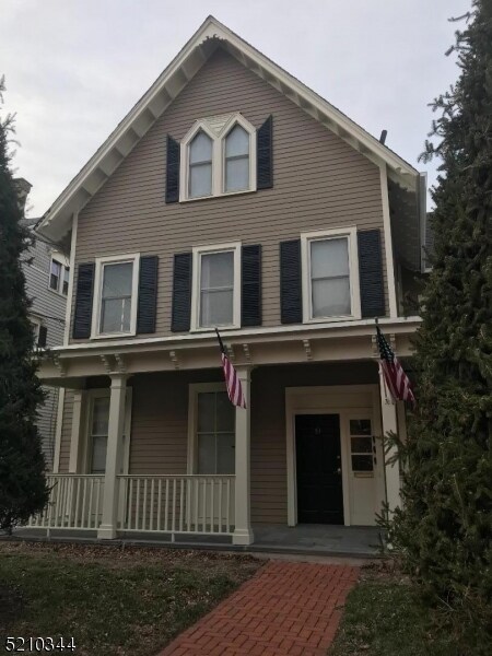 Foto principal - 19 Western Ave