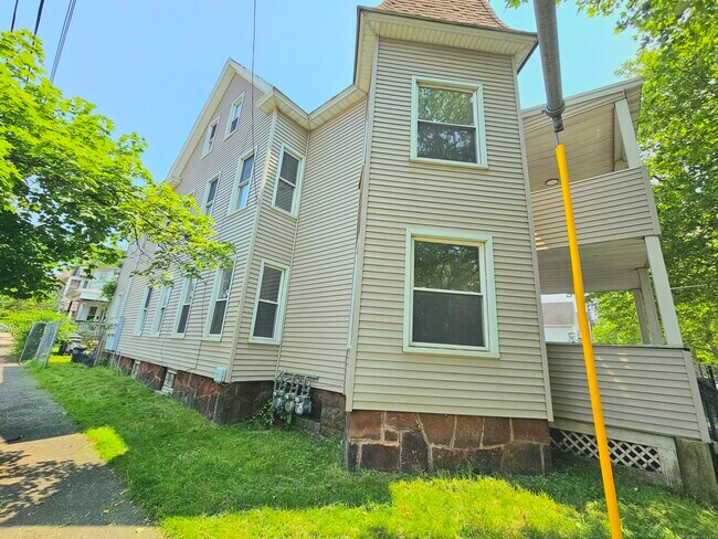 Building Photo - 483 Ferry St