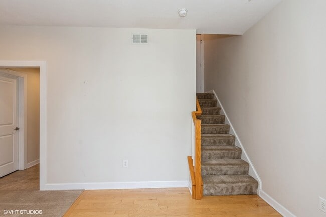 Building Photo - 335 Osona Ln