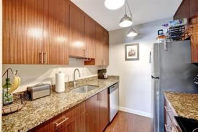 Building Photo - 900 NE 18th Ave