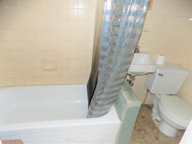 Foto del edificio - 932 Corbett Ave