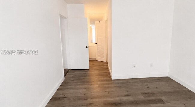 Building Photo - 1305 W 53rd St