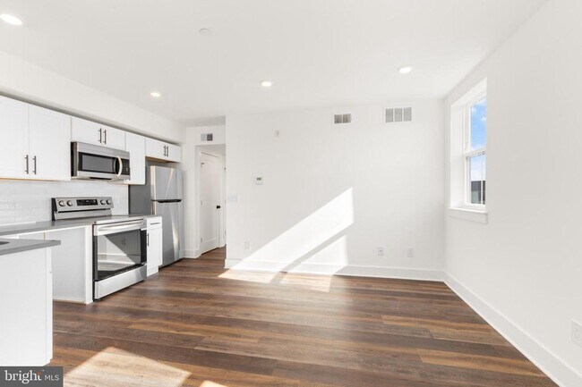 Foto del edificio - 7037 Ridge Ave