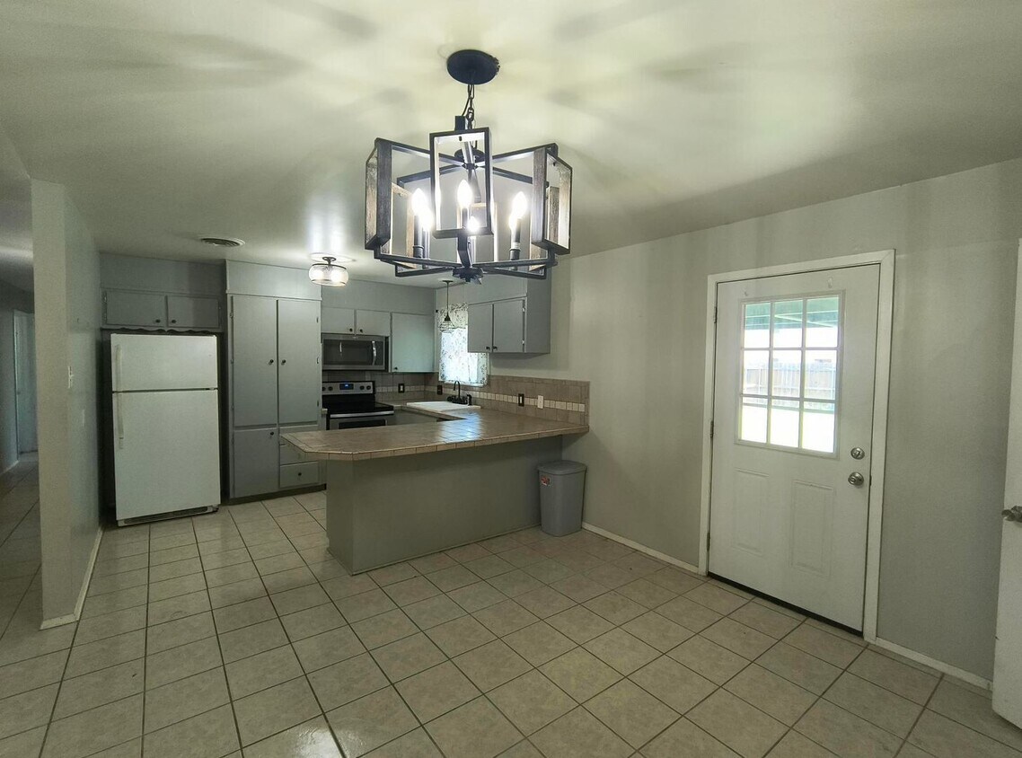 Foto principal - 4 bedroom 2 bath College Hills Add home wi...