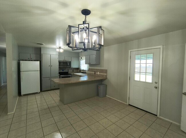 Foto del edificio - 6-month lease AVAILABLE! 4 bedroom 2 bath ...