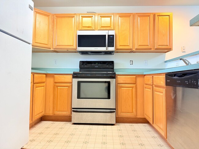 Building Photo - Spacious 2-Bed, 2-Bath Apartment at The Re...