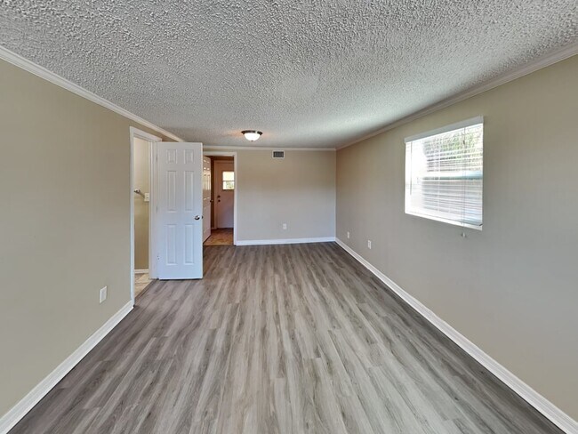 Building Photo - 843 Winter Garden Dr