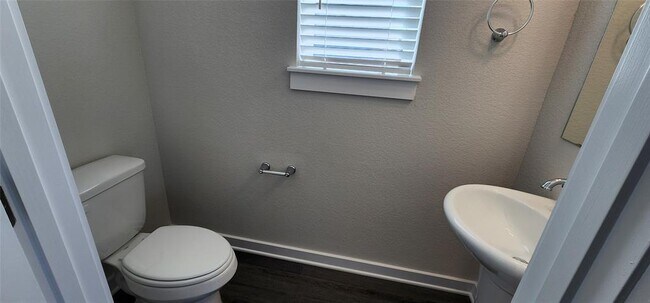 Building Photo - 2220 Delano Dr