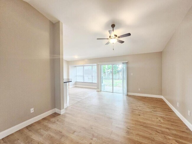 Foto del edificio - 8935 Esguerra Ln
