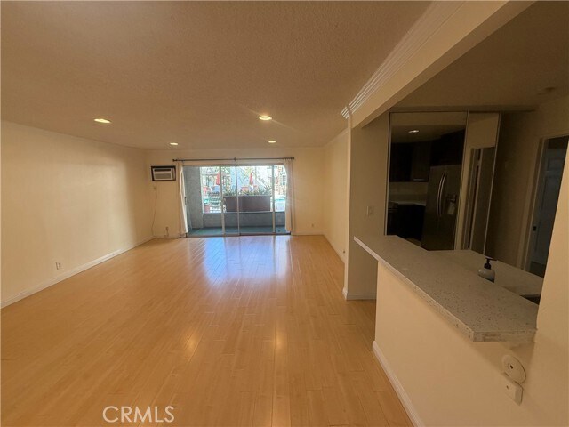 Foto del edificio - 355 S Los Robles Ave