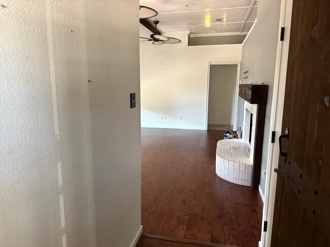 Foto del edificio - 6301 Glen Knoll Dr