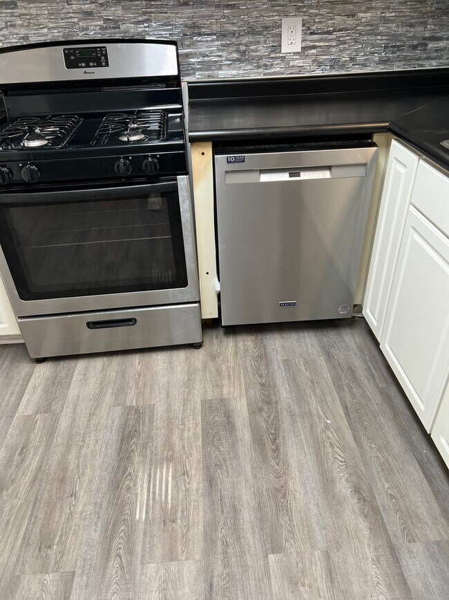 New stainless steel appliances - 2925 Spruce Cir
