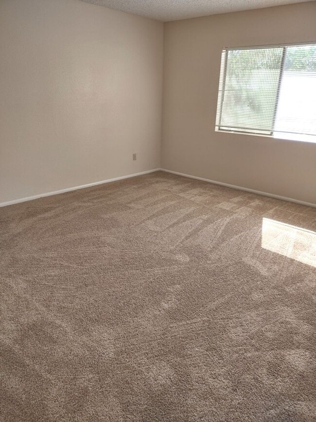 Building Photo - NO HOA- **NEW INTERIOR PAINT AND NEW FLOOR...