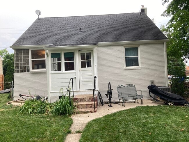 Building Photo - 824 N Edison St