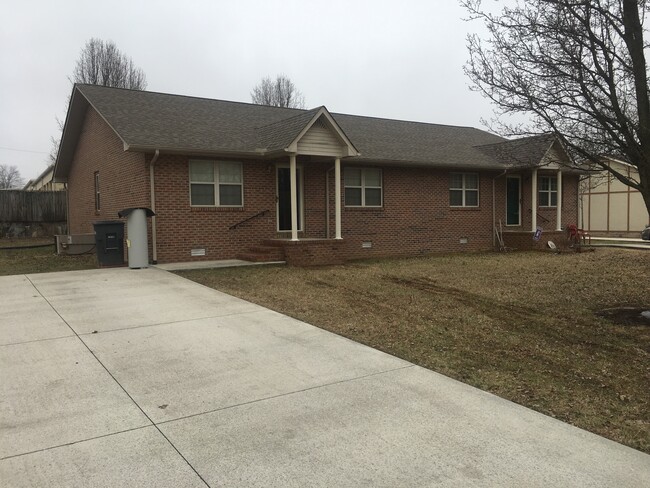 Building Photo - 745 Bradley Dr