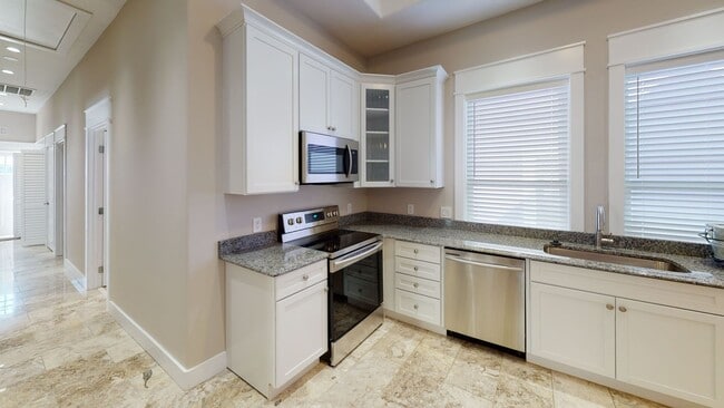 Building Photo - $1699 per Bedroom | 4BR/2BA Fort Sanders R...