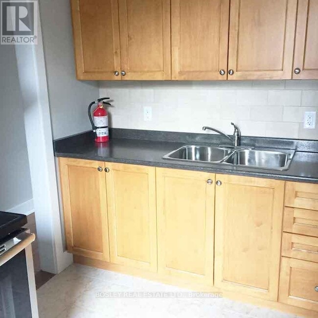 Building Photo - 451 Parliament St