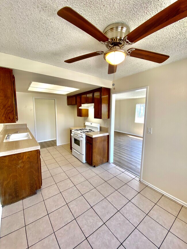 Foto del edificio - 590 W 24th St