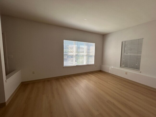 Building Photo - BY4020