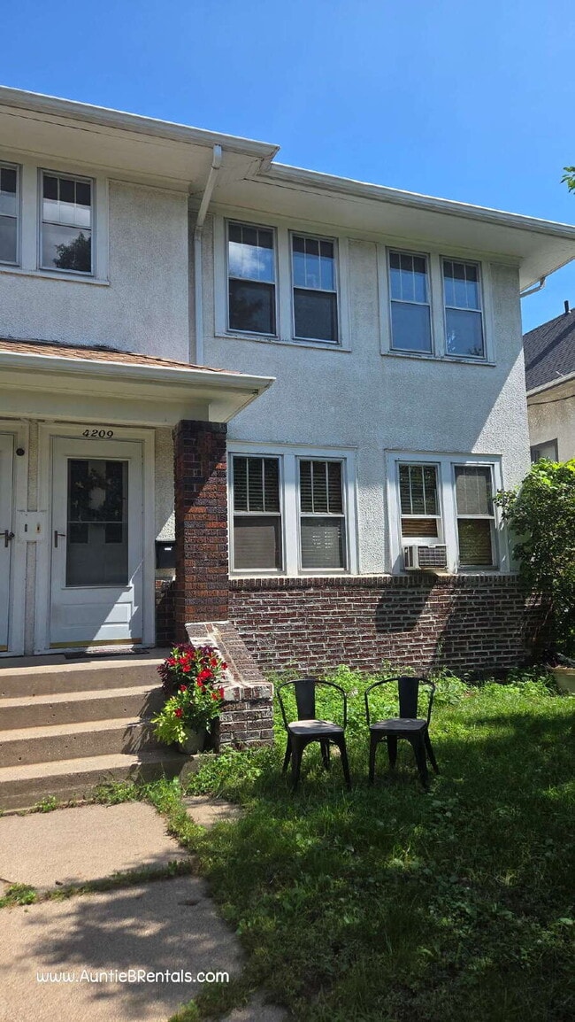 Building Photo - Spacious 3 Bed Duplex with Office + Bonus ...