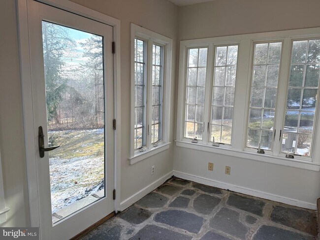 Building Photo - 631 Penns Park Rd