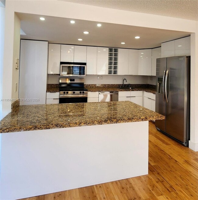 Foto del edificio - 600 NE 36th St