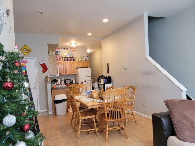 Building Photo - Spacious 6-Bedroom Townhouse At Temple Uni...