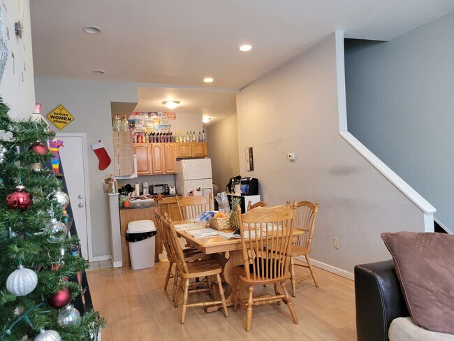Foto del edificio - Spacious 6-Bedroom Townhouse At Temple Uni...