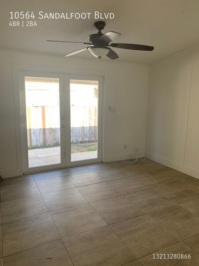 Building Photo - Beautiful 4/2 spacious fenced backyard Mob...