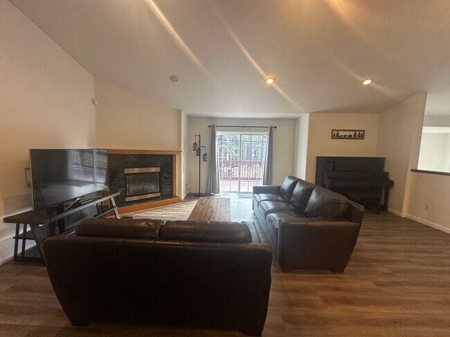 Foto del edificio - Furnished 3 Bedroom, 2.5 Bath in Great Cen...