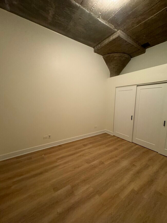Foto del edificio - 1071 W 15th St