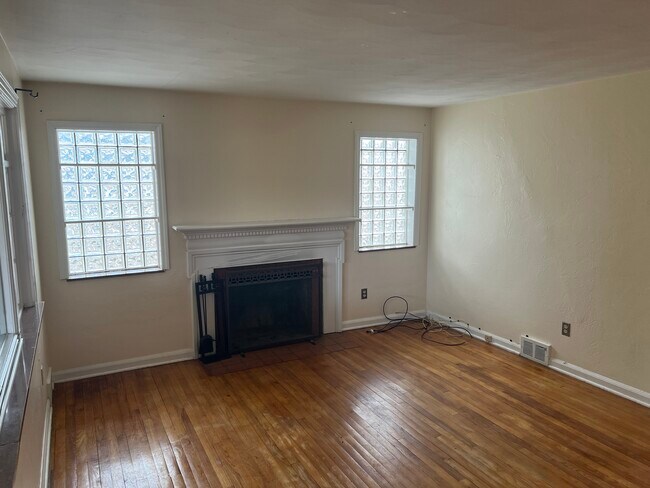 Building Photo - 995 Firwood Dr