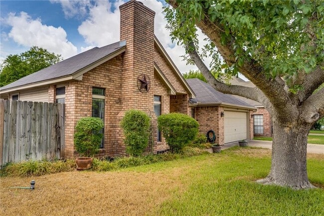 Building Photo - 2515 Stratford Dr