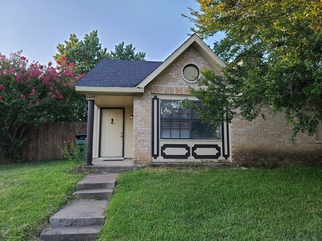 Building Photo - 2423/2425 Limestone Dr.