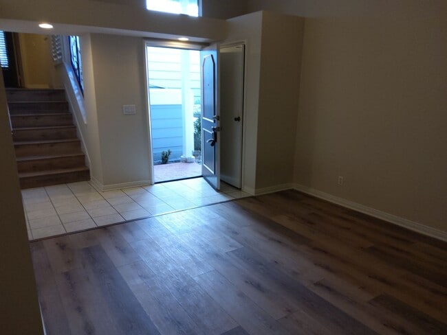 Foto del edificio - Remodeled 2-Bed, 2-Bath Condo with Garage ...