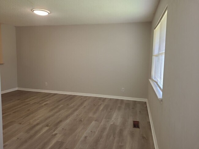 Building Photo - 2 bed 1 bath in Brainerd - $500 off move i...